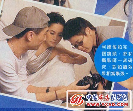 换了行头的阿娇与摄影师在看照片